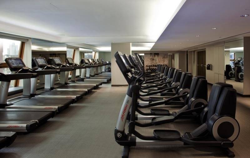 Fitnessstudio im Westin New York am Times Square mit mehreren Laufbändern und Stepper
