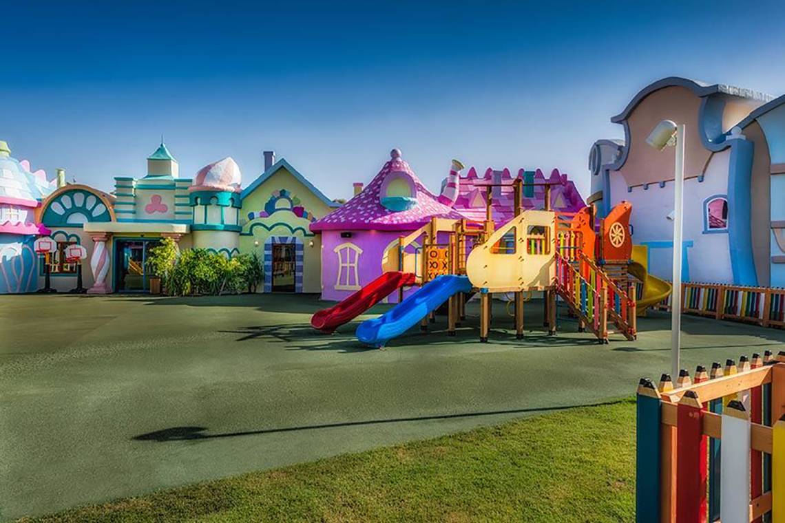 Farbig gestalteter Kinderspielplatz des Rixos Premium Tekirova Hotels