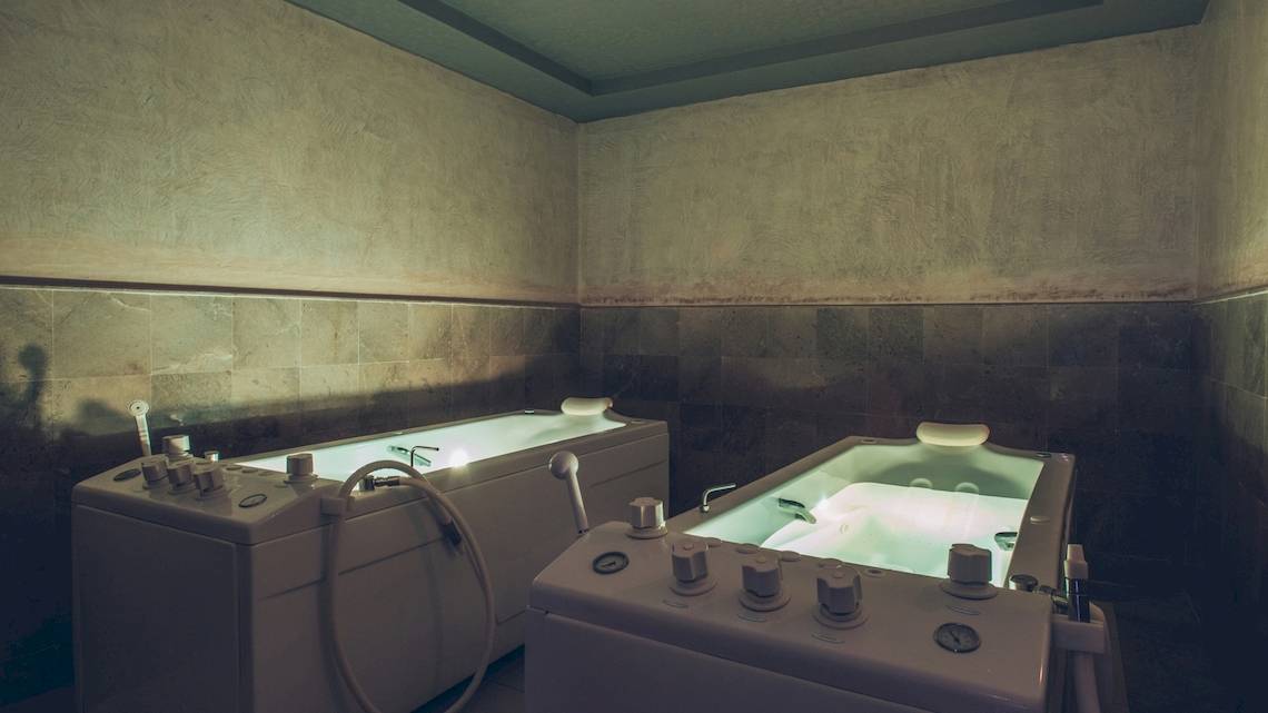 Zwei Whirlpools in einem Badezimmer im Iberostar Mehari Djerba Hotel.