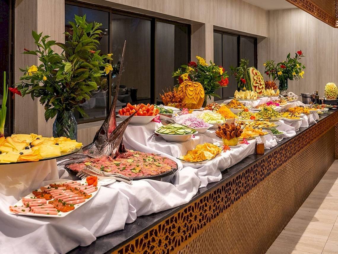 Buffet im Royal Zanzibar Beach Resort mit verschiedenen Gerichten und Dekoration