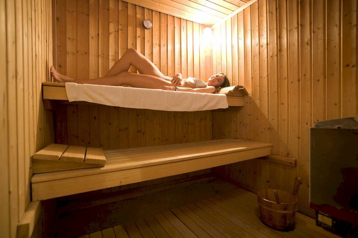 Frau entspannt in einer Sauna im Vincci Helios Beach Hotel.