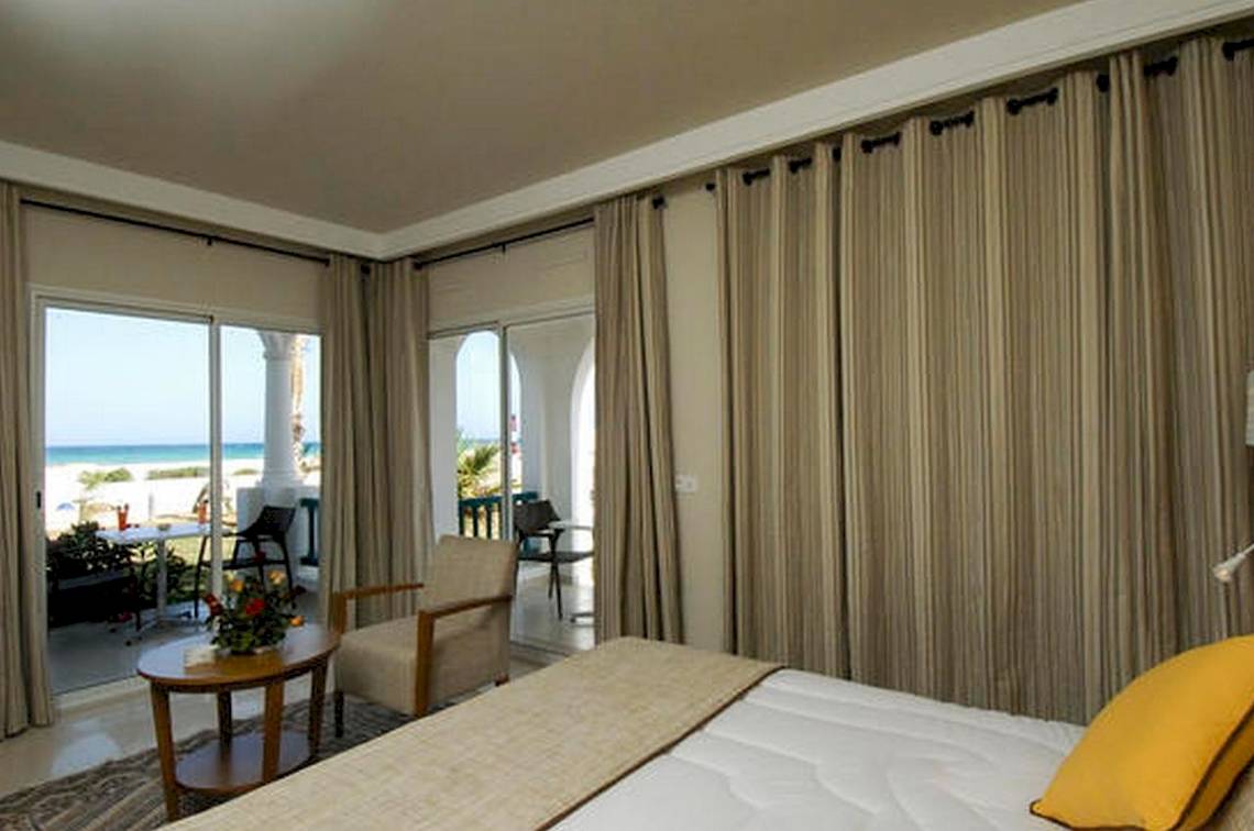 Vincci Helios Beach Hotelzimmer mit Meerblick und Doppelbett.