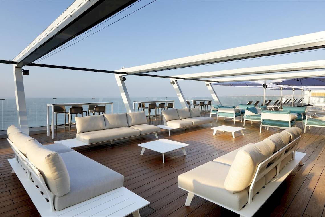 Dachterrasse des Playabonita Hotels mit Blick auf das Meer und modernen Möbeln.