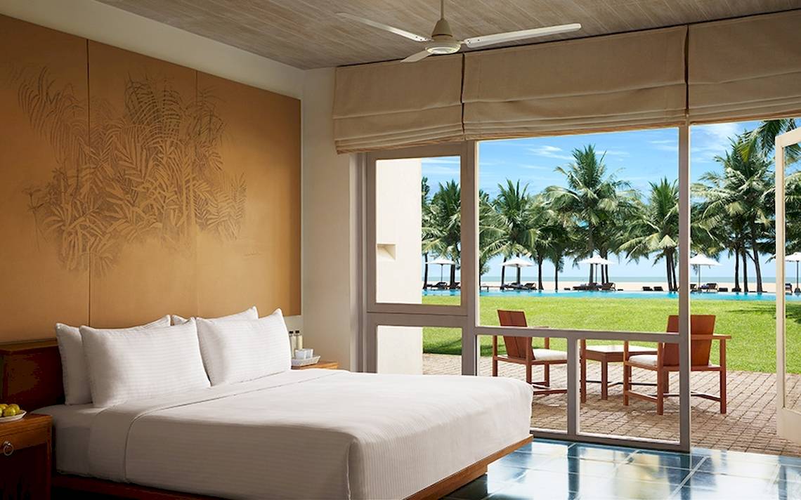 Jetwing Blue Zimmer mit Meerblick, Bett, Fenster, Möbel und Palmen