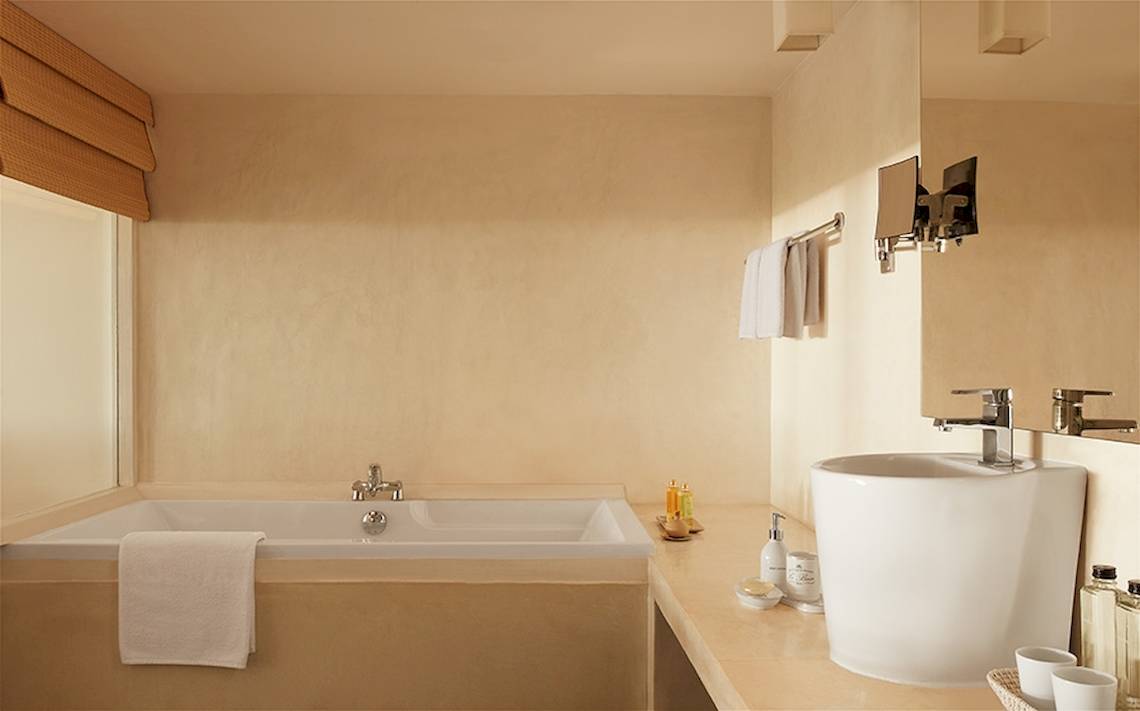 Badezimmer im Jetwing Blue Hotel mit Badewanne, Waschbecken und Toilettenartikeln.