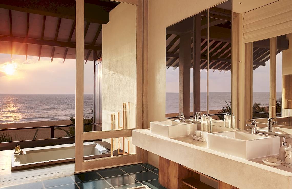 Badezimmer des Jetwing Blue Hotels mit Blick auf das Meer und den Sonnenuntergang.