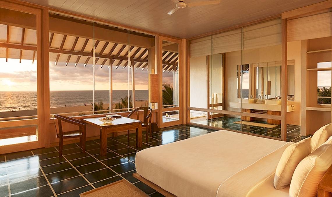 Innenansicht eines Zimmers im Jetwing Blue Hotel mit Blick auf das Meer.