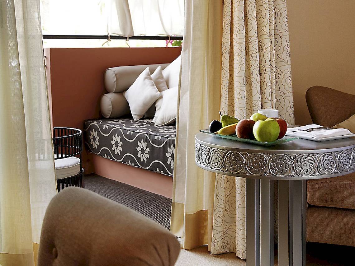 Innenansicht des Sofitel Marrakech Lounge & Spa mit einem Sofa, Tisch und Obst.