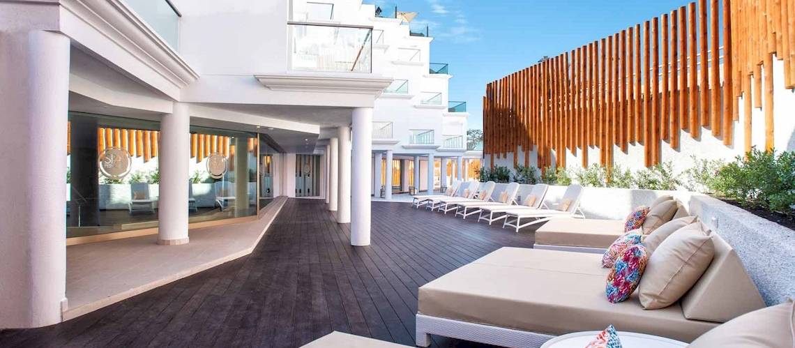 Außenbereich des Guayarmina Princess Hotels mit Lounge-Sesseln auf einer Terrasse.