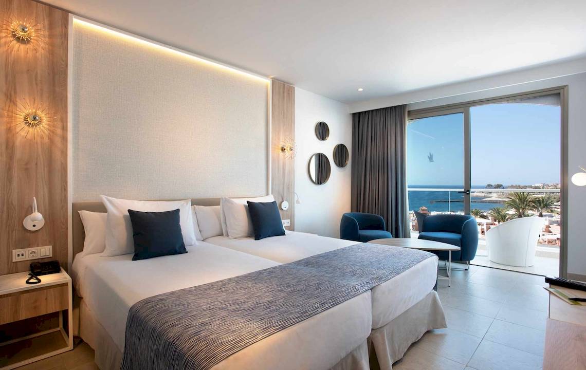 Doppelbettzimmer im Guayarmina Princess Hotel mit Meerblick und Balkon.