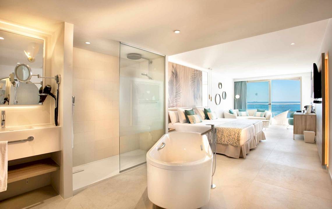 Gguayarmina Princess Hotel Suite mit Schlafzimmer und Badezimmer mit Badewanne und Dusche.