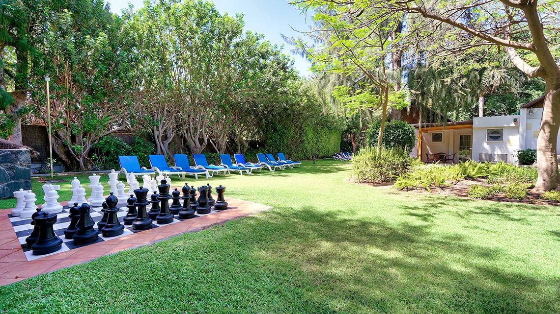 Im Garten des Bull Costa Canaria Hotels steht ein Schachspiel auf dem Rasen.