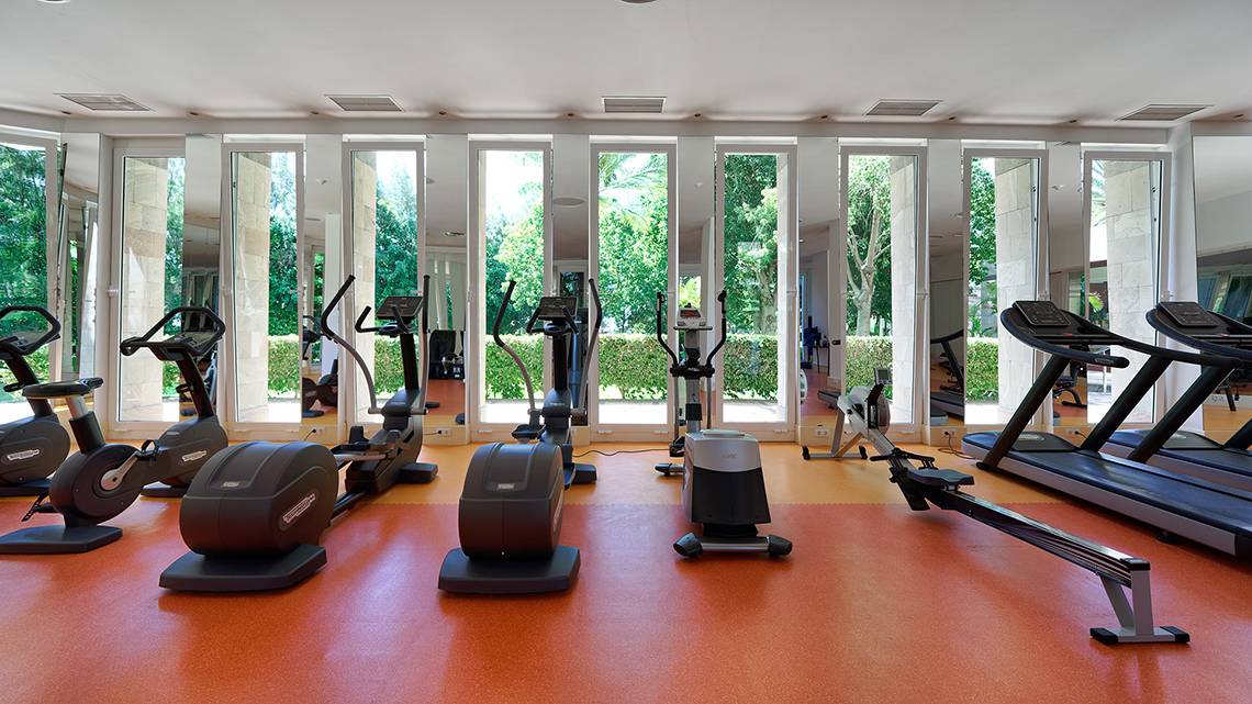 Fitnessstudio im Bull Costa Canaria & Spa Hotel mit mehreren Laufbändern und anderen Geräten.