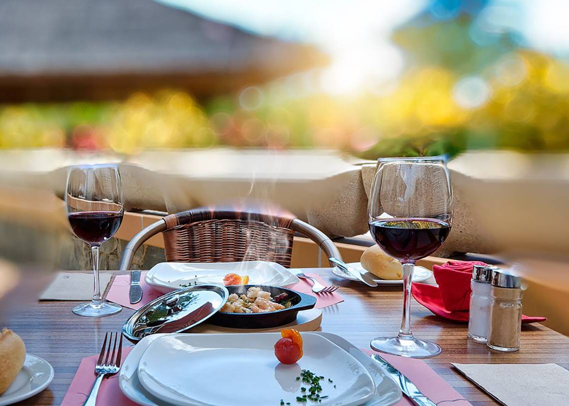 Tisch im Hotel Bull Costa Canaria & Spa mit Essen und Getränken.
