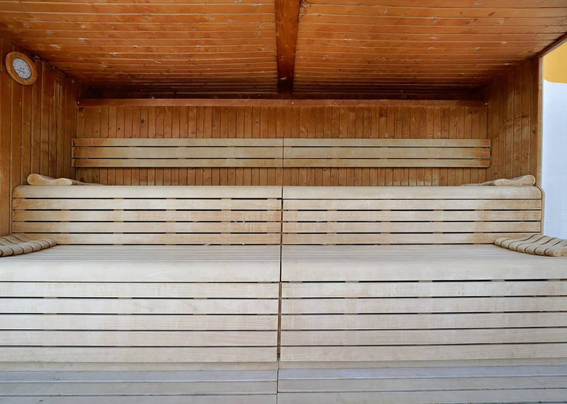 Sauna im Bull Costa Canaria & Spa Hotel mit Holzbänken und einer Uhr an der Wand.