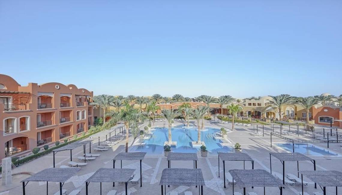 Luftaufnahme des Jaz Dar El Madina Resorts mit Swimmingpools und Sonnenliegen.