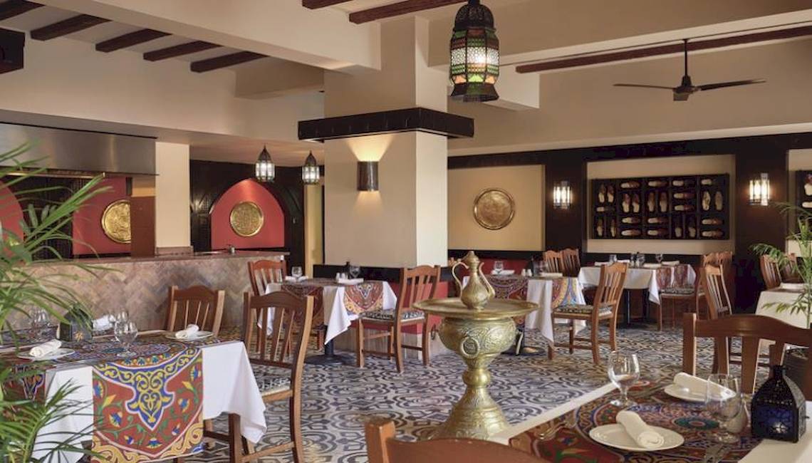 Innenansicht des Restaurants im Hotel JAZ Neo Dar El Madina mit gedeckten Tischen und Stühlen.