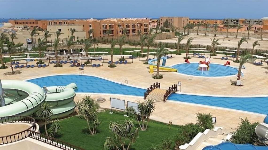 Luftaufnahme des Jaz Neo Dar El Madina Resorts mit Swimmingpools, Wasserrutschen und Sonnenliegen.