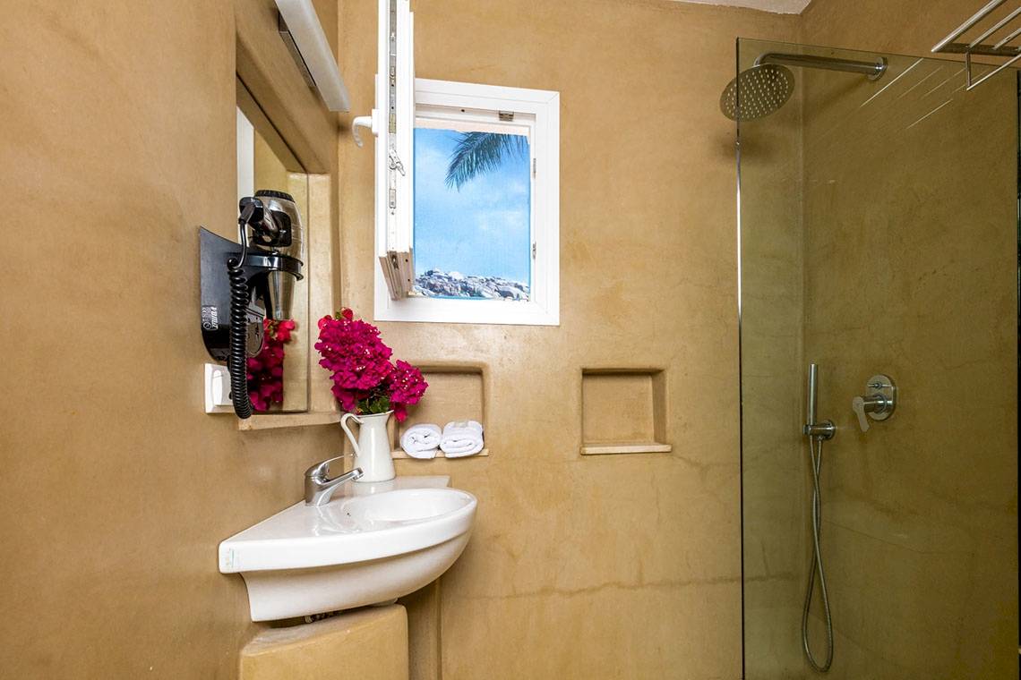 Badezimmer im Rhenia Mykonos Hotel mit Dusche, Waschbecken und Fenster