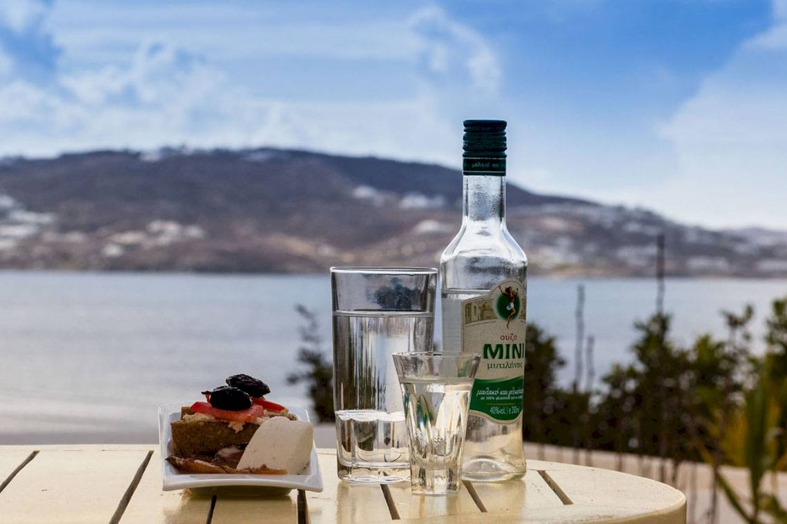 Getränke auf einem Tisch mit Aussicht auf das Meer am Rhenia Mykonos Hotel & Bungalows