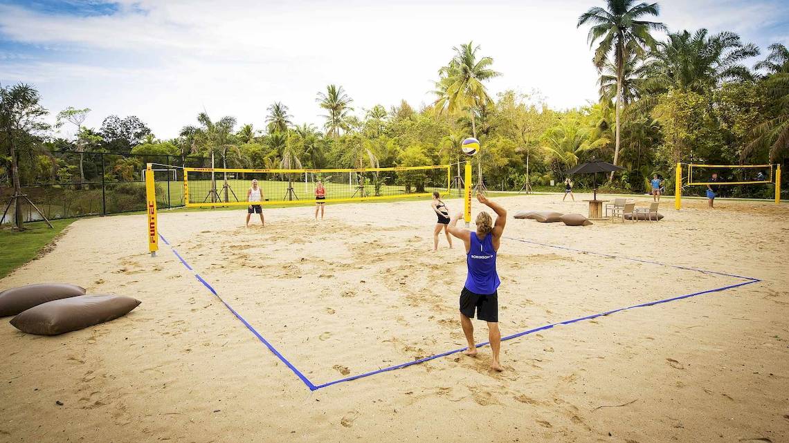 Beachvolleyball-Spiel im Robinson Khao Lak Hotel, mehrere Spieler auf Sandplätzen