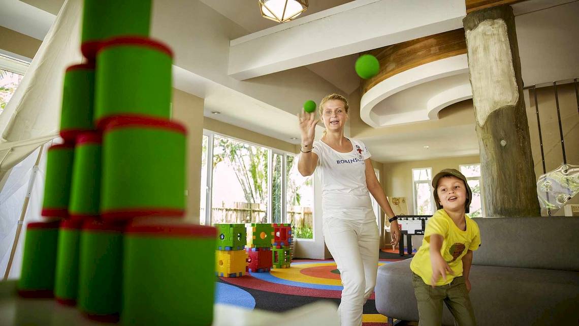 Eine Frau und ein Kind spielen im Innenbereich des Robinson Khao Lak Hotels.