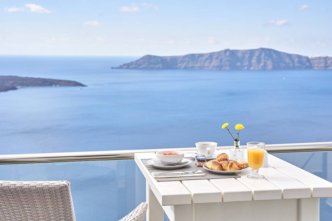 Frühstückstisch mit Meerblick im Hotel Agali Houses.