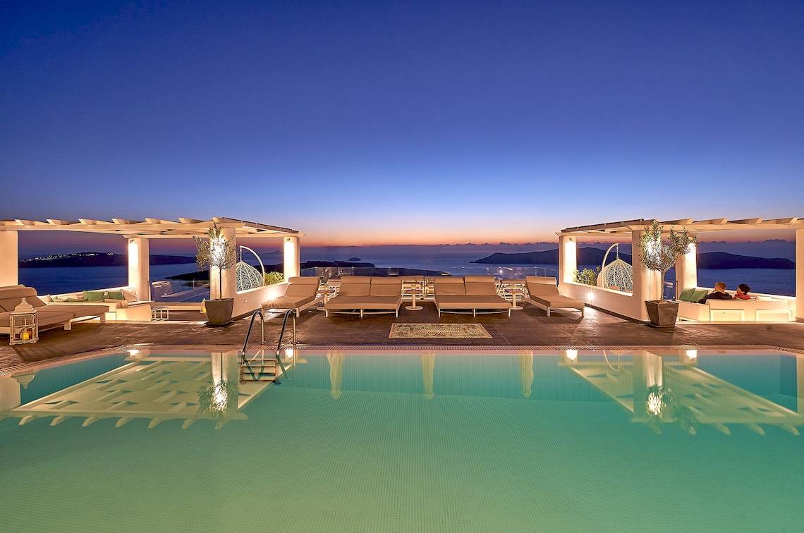 Der Poolbereich der Agali Houses bei Nacht mit Blick auf das Meer.