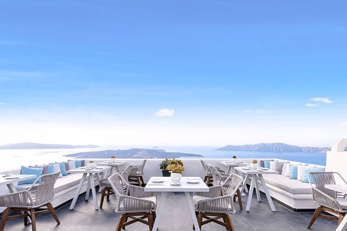 Terrasse des Agali Houses Hotels mit Blick auf das Meer und Inseln
