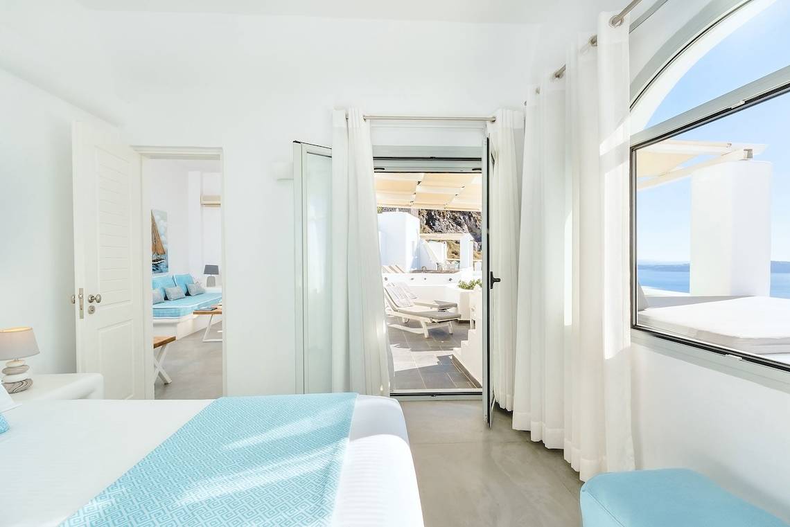 Schlafzimmer im Agali Houses Hotel mit Blick auf das Meer und eine Terrasse.