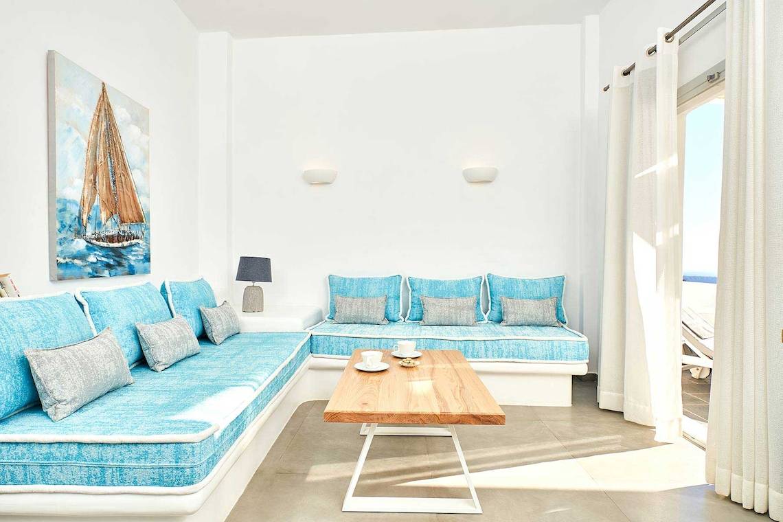Hotel Innenraum mit blauen Sofas, einem Tisch und einer Gemälde an der Wand.