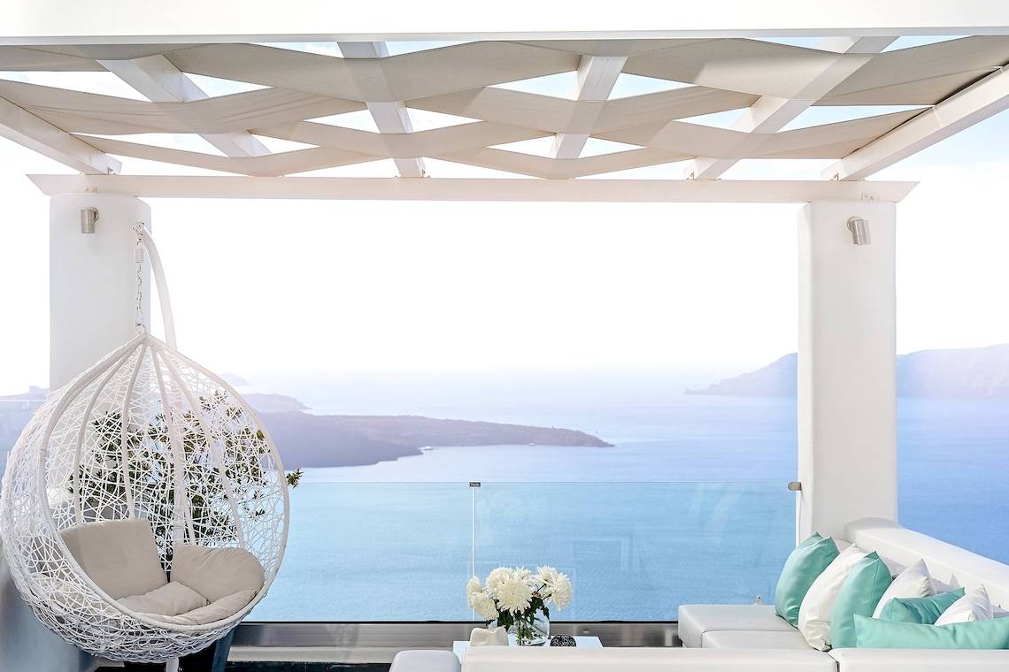 Terrasse im Agali Houses Hotel mit Blick auf das Meer