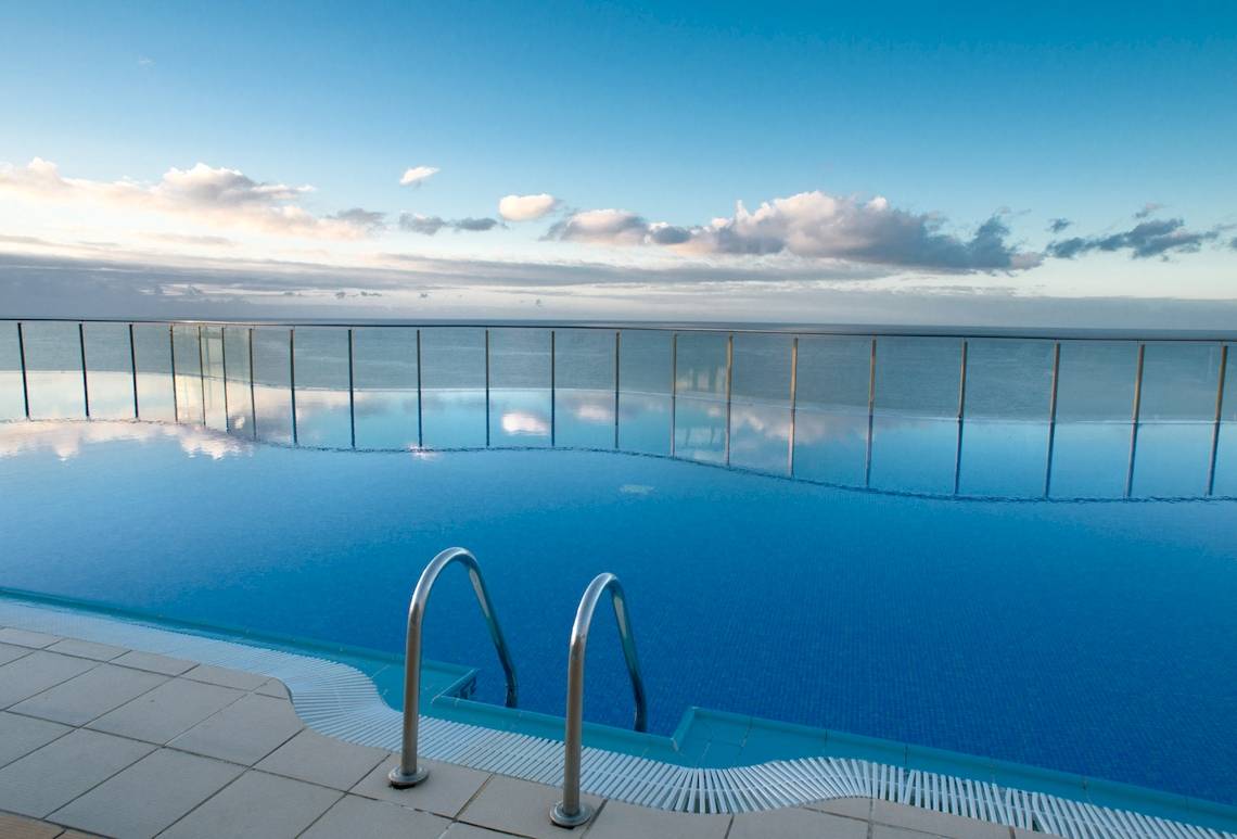 Außenpool des Gloria Palace Amadores Thalasso & Hotel mit Meerblick