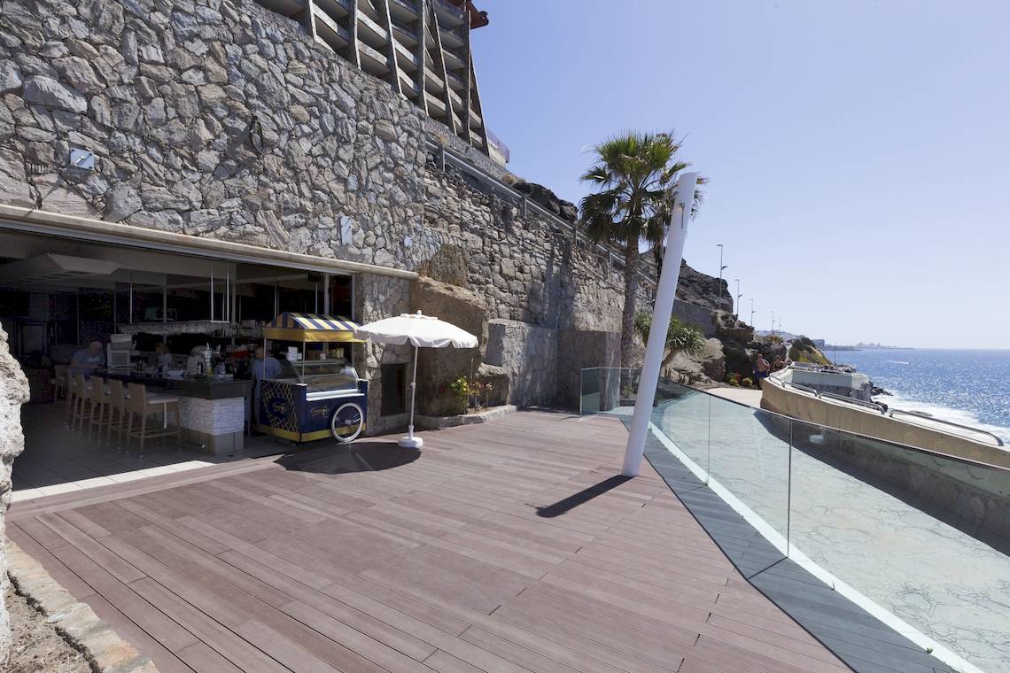 Terrasse des Gloria Palace Amadores Thalasso & Hotel mit Blick auf das Meer.