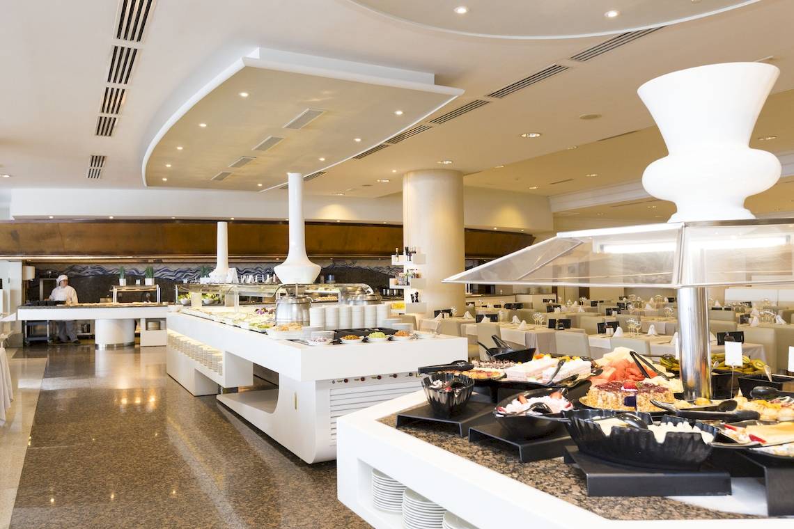 Buffetbereich im Gloria Palace Amadores Thalasso & Hotel mit verschiedenen Gerichten und Kellner