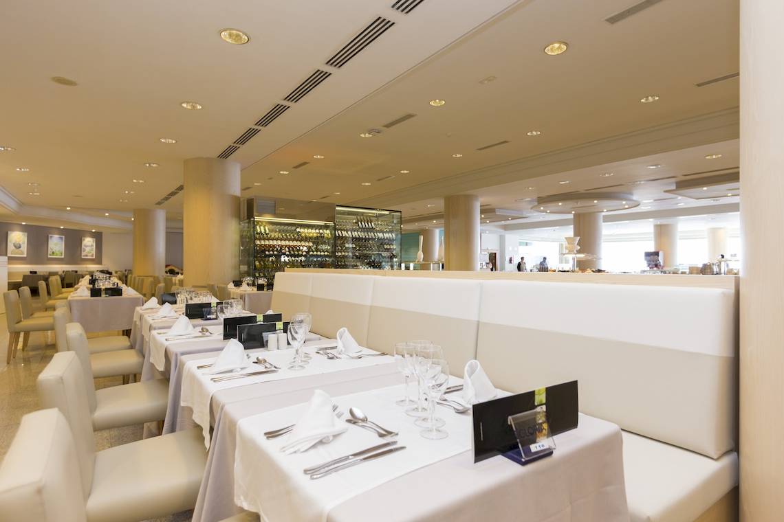 Innenansicht des Restaurants im Gloria Palace Amadores Thalasso & Hotel mit eleganten Tischen und Stühlen.