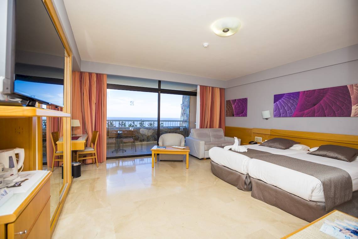 Innenansicht eines Zimmers im Gloria Palace Amadores Thalasso & Hotel mit Blick auf das Meer.