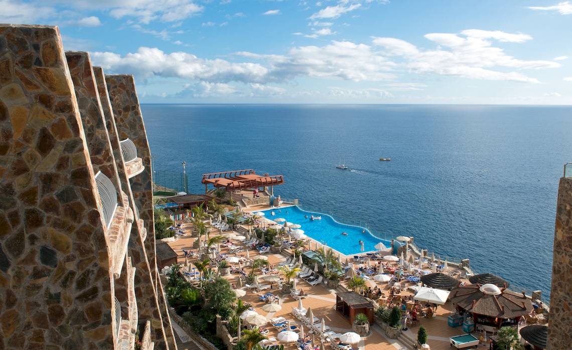 Aussicht auf das Gloria Palace Amadores Thalasso & Hotel mit Pool und Meer