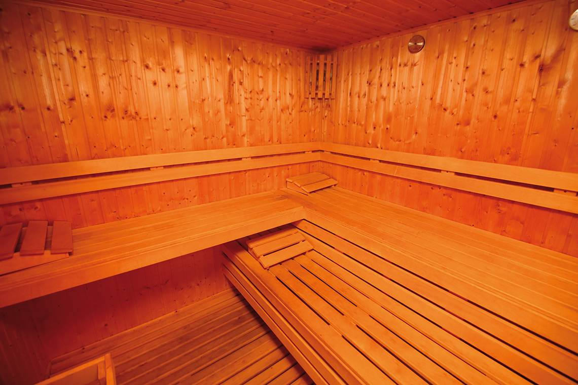 Eine leere Sauna im Sharm Club Beach Resort mit Holzbänken und Holzwänden.