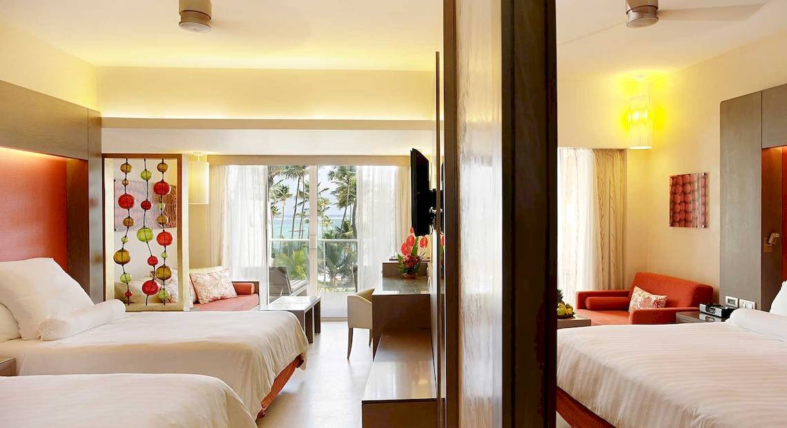 Doppelzimmer im Barcelo Bavaro Palace Hotel mit zwei Betten, Meerblick und modernen Annehmlichkeiten.