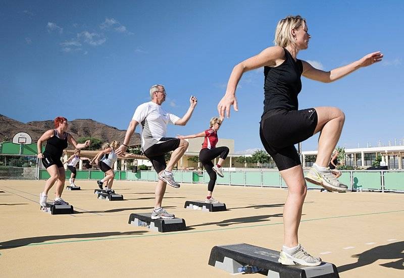 Mehrere Personen beim Aerobic-Kurs im Freien im Playitas Hotel.