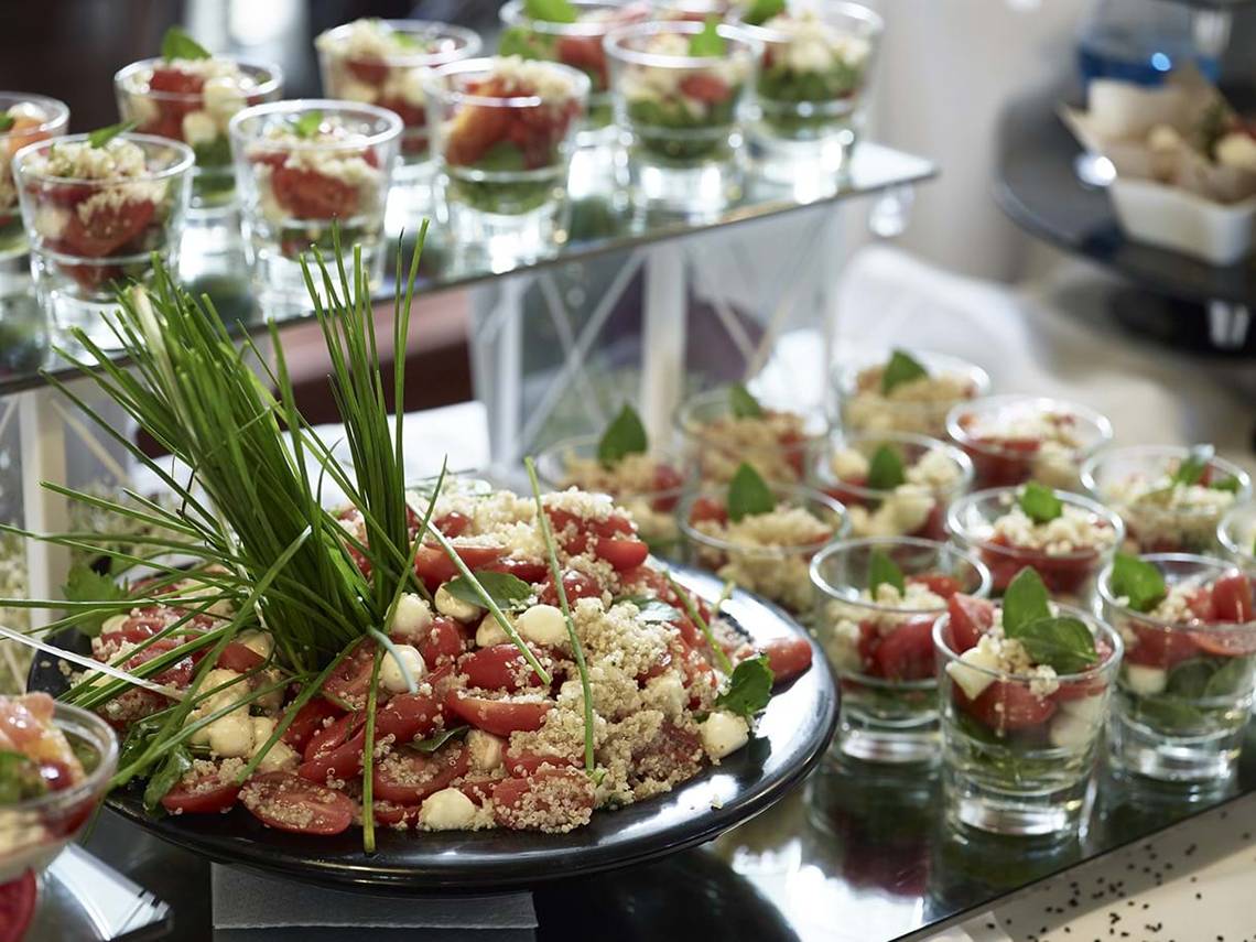 Buffet-Tisch mit Tomaten-Quark-Salat im Creta Maris Resort.