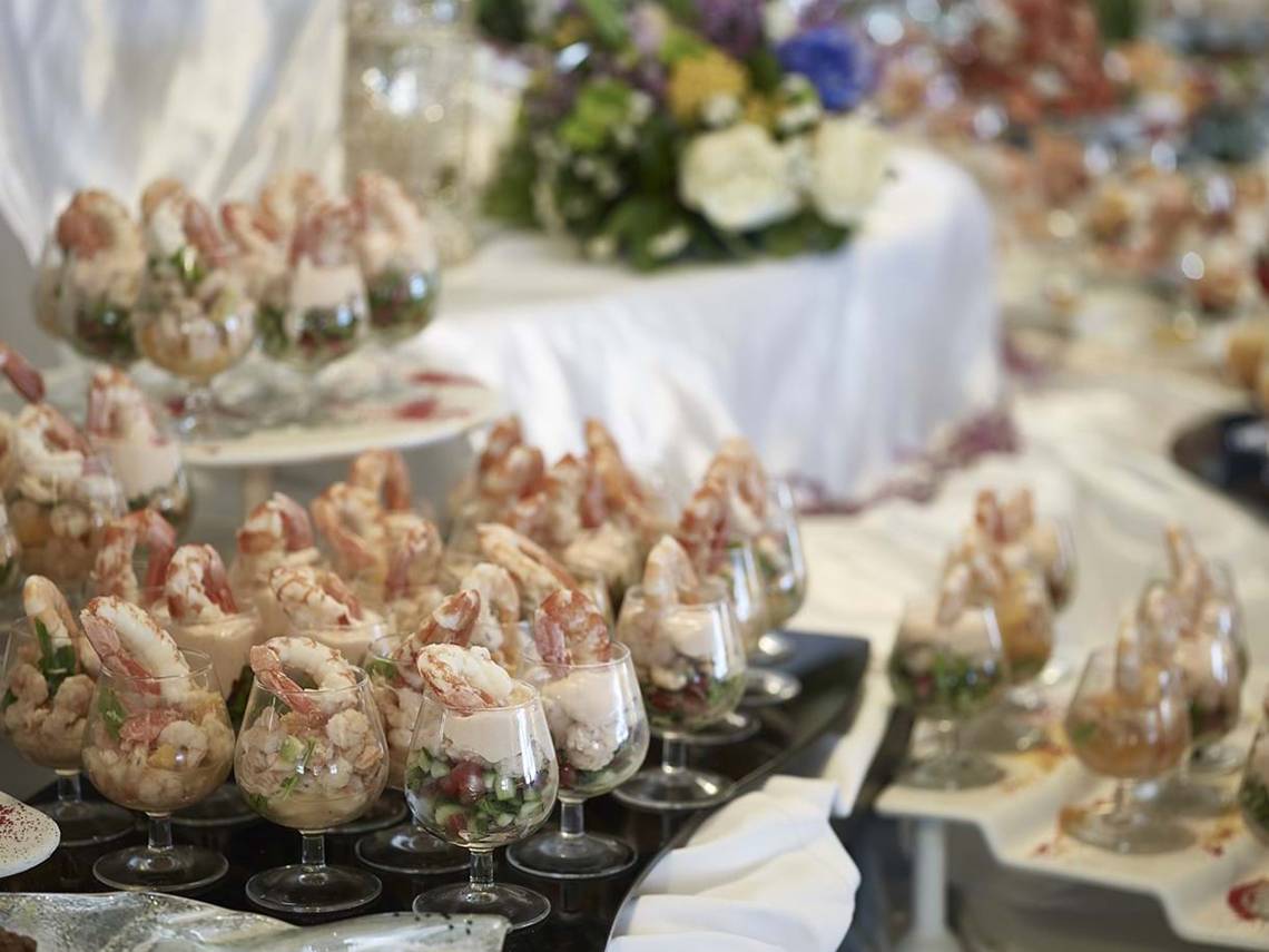 Buffet mit Garnelen in Gläsern im Creta Maris Resort.