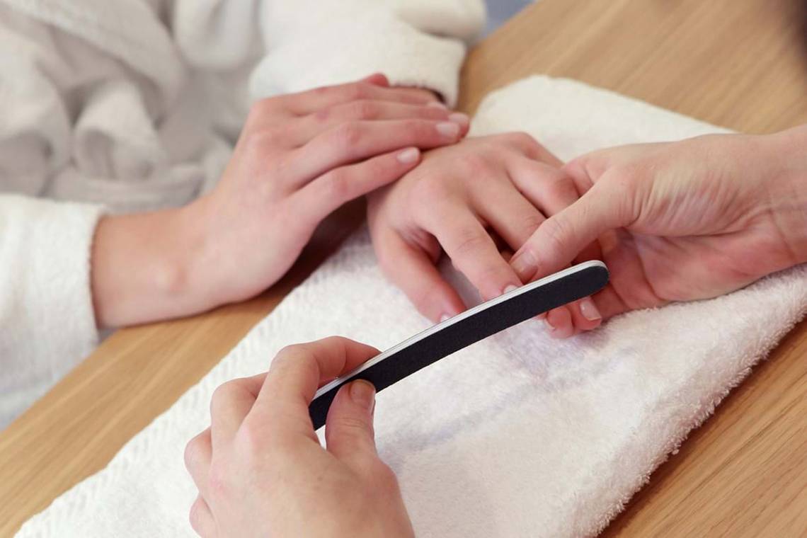 Besucher im Creta Maris Resort genießen Nagelpflege im Spa