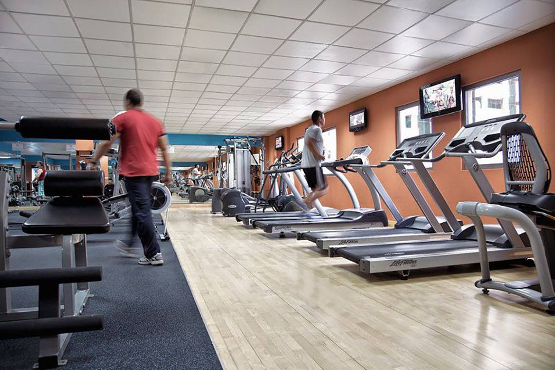 Fitnessstudio im Rose Rayhaan by Rotana Hotel mit Läufern auf Laufbändern