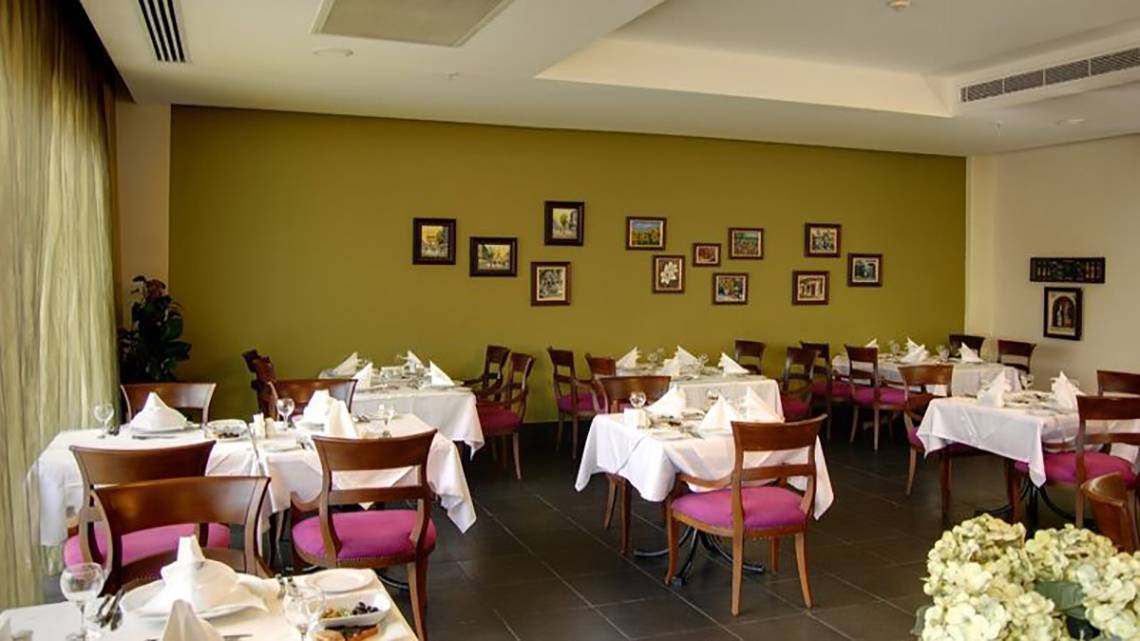 Innenbereich des Sealife Buket Resort & Spa Restaurant mit gedeckten Tischen und kunstvollen Wanddekorationen.
