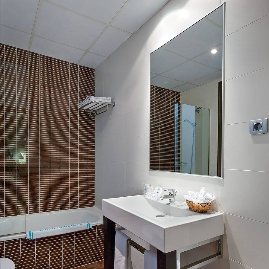Badezimmer im Gargallo Rialto Hotel mit Badewanne, Waschbecken und Toilette