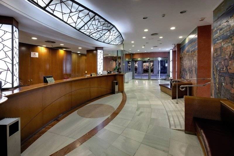 Lobby des Gargallo Rialto Hotels mit Rezeptionstresen und Marmorboden.