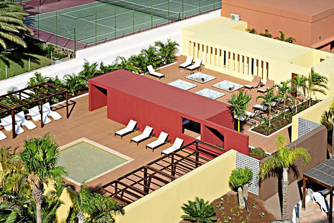 Luftaufnahme des Gran Canaria Princess Hotels mit Pool, Lounges und Tennisplatz.