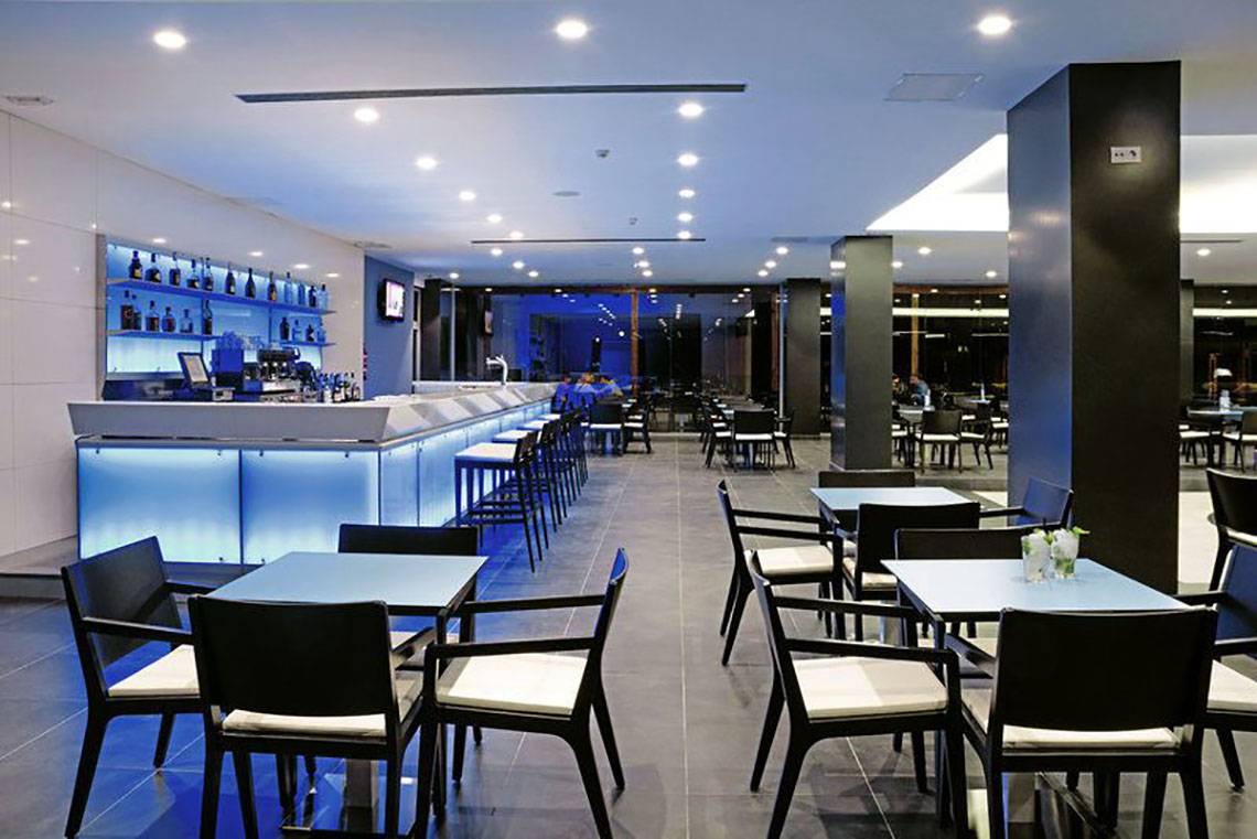 Innenbereich des Gran Canaria Princess Hotels mit Bar und Tischen.